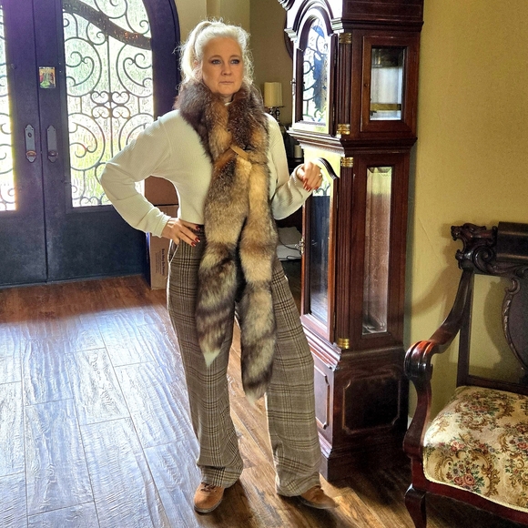 Crystal Fox Fur Boa Wrap in Original Box - Picture 6 of 17